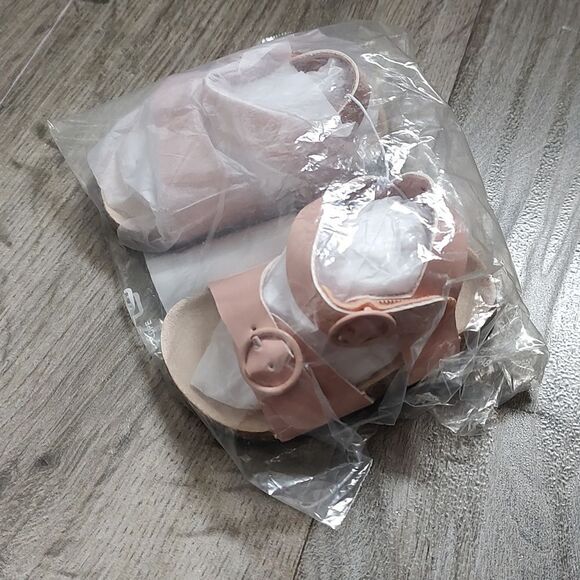 Old Navy New With Tag Size 0-3 Months Faux-Leather Double-Buckle Sandals - Picture 4 of 7